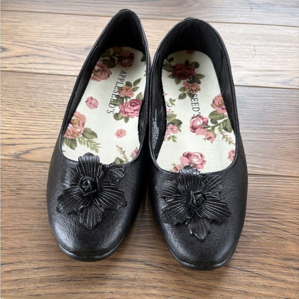 Appleseed’s black leather ballet flat slip on shoe w/ floral accent 7.5 wide